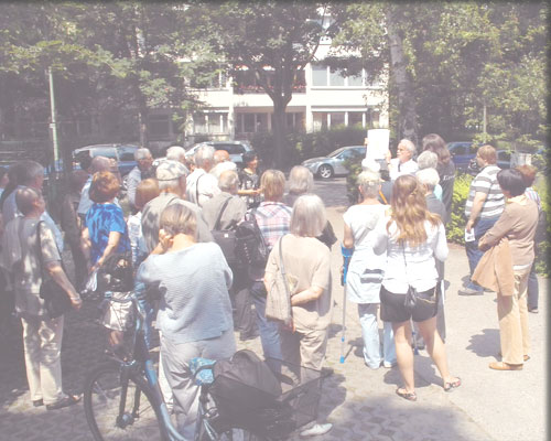 Kiezspaziergang in der Gartenstadt Neu-Tempelhof (nach Kirchenbesichtigung) 2013 [Foto: Christina Rudert]