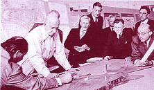 Otto Bartning 1952 vor Planungsmodell zum Neuaufbau Helgoland